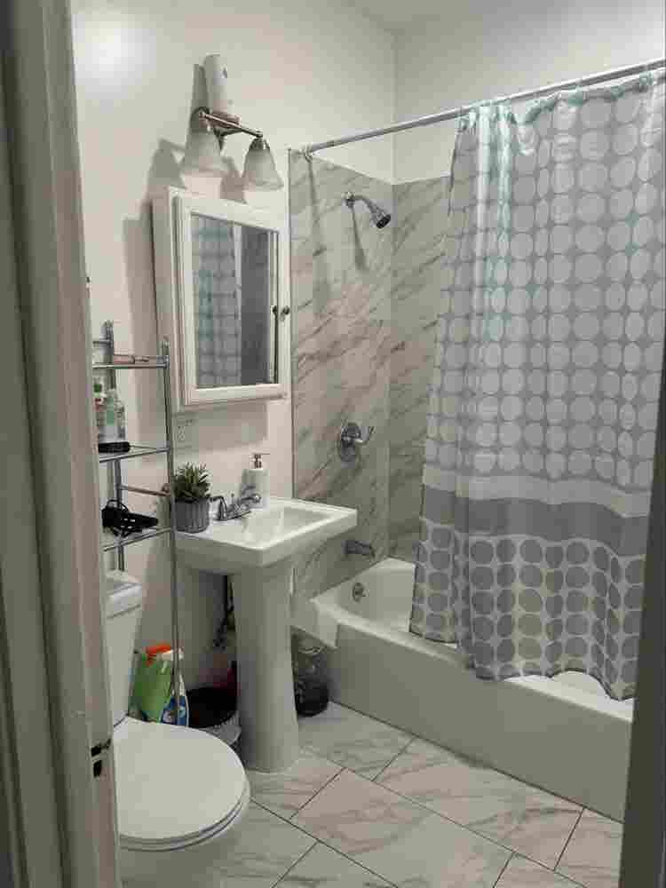 I’m looking for a roommate