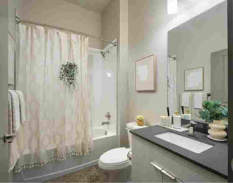 URGENT* sublet at the metropolitan