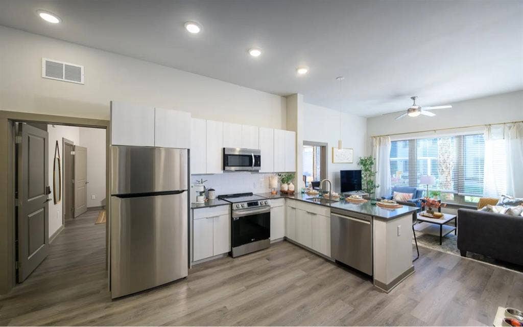 URGENT* sublet at the metropolitan