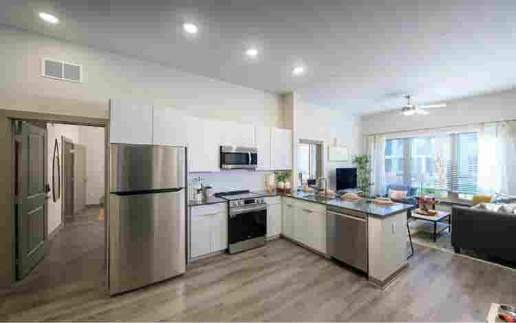 URGENT* sublet at the metropolitan