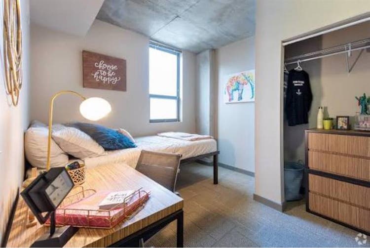 Nice apartment looking for rooomies
