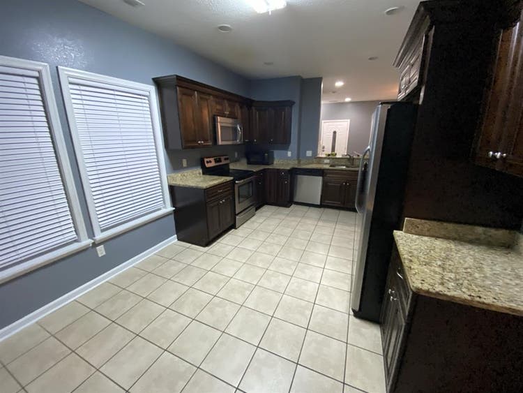 Room w/ shared Bathroomm