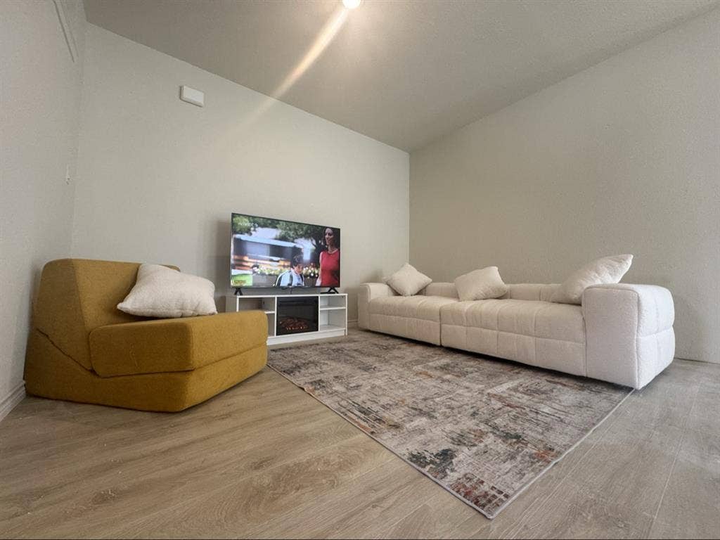 Furnished Rooms in Luxury Home UNT