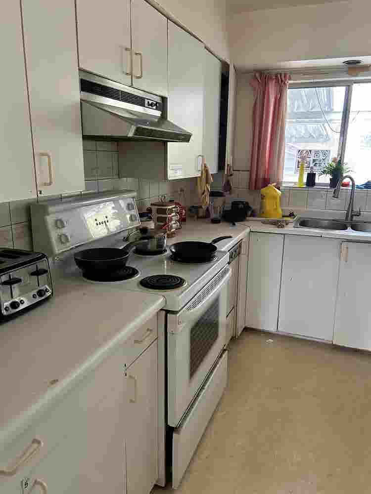 Room avail now-  mins from DT