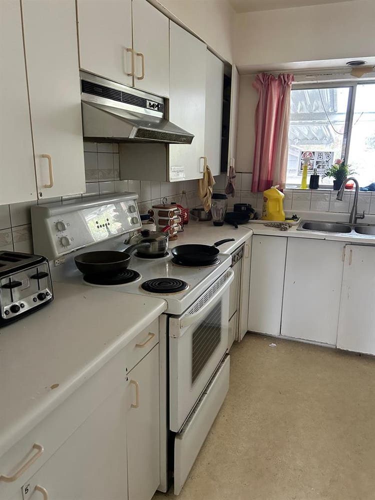 Room avail now- mins from DT