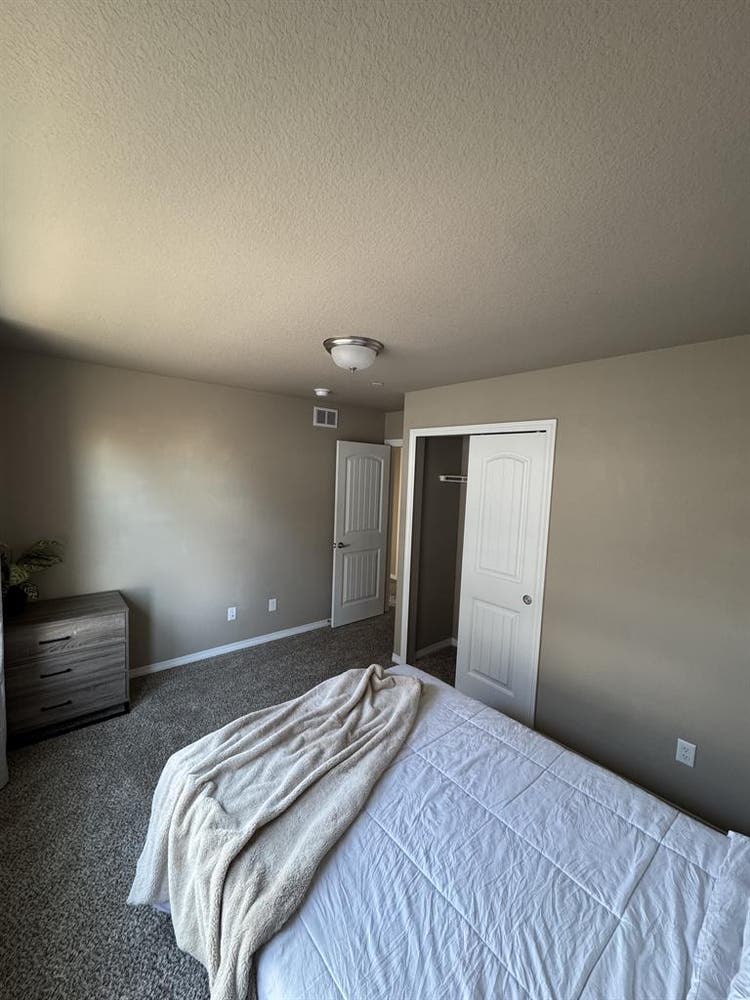 2 furnished bedrooms and bathroom