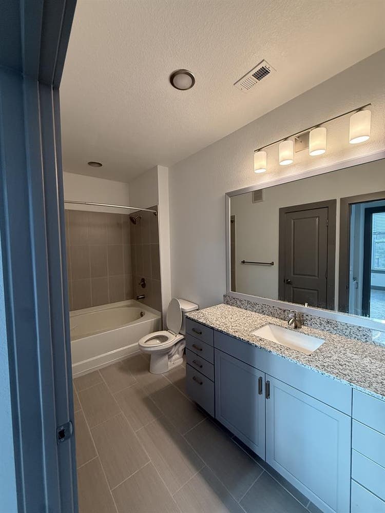 Luxury Modern 1-Bedroom Apartment