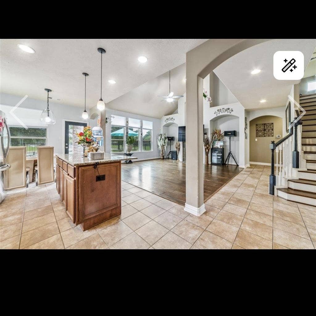 Renting a room in a 5 bdr house!