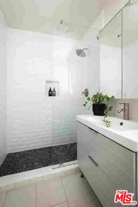 Private Bdrm/Bath (WeHo)