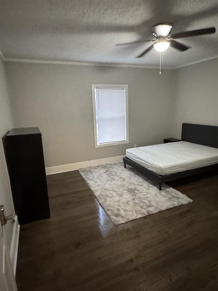 Room Near Downtown