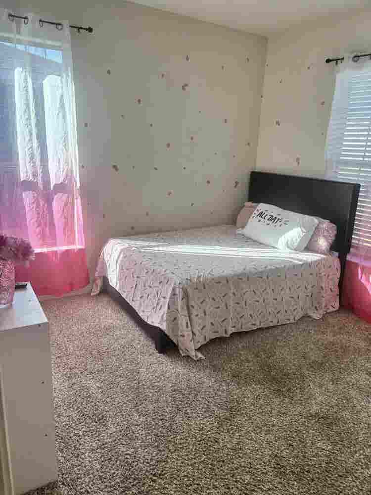 FEMALE ONLY Immediate Move-In