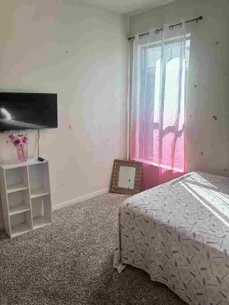 FEMALE ONLY Immediate Move-In