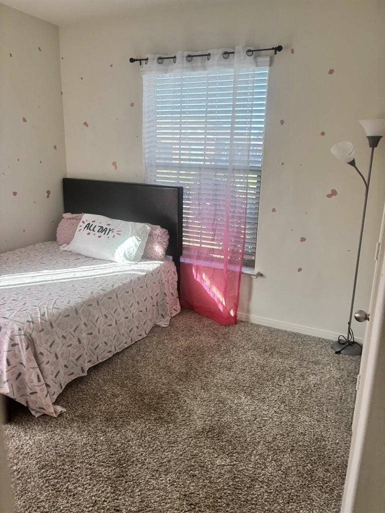 FEMALE ONLY Immediate Move-In