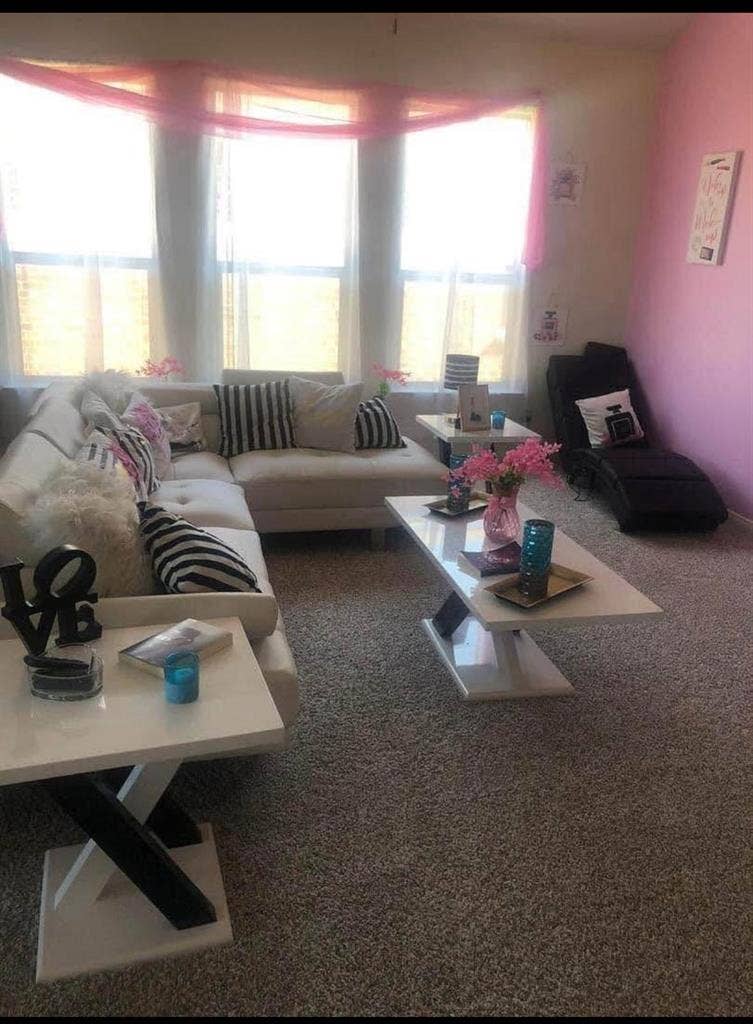 Hey ladies! 💕 roommate wanted