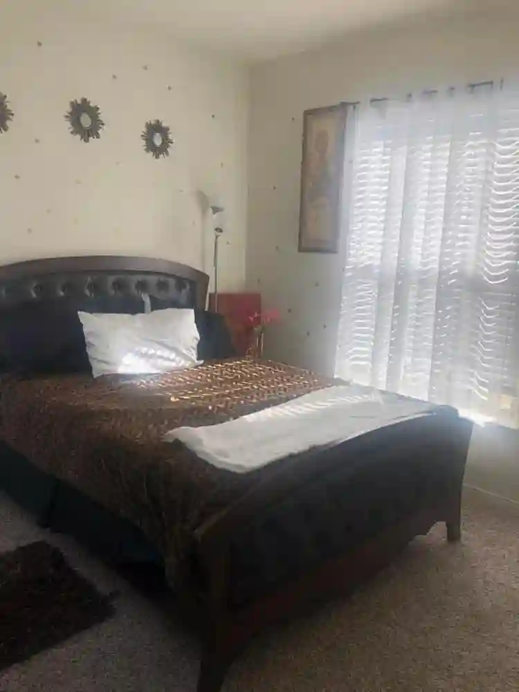 Hey ladies! 💕 roommate wanted