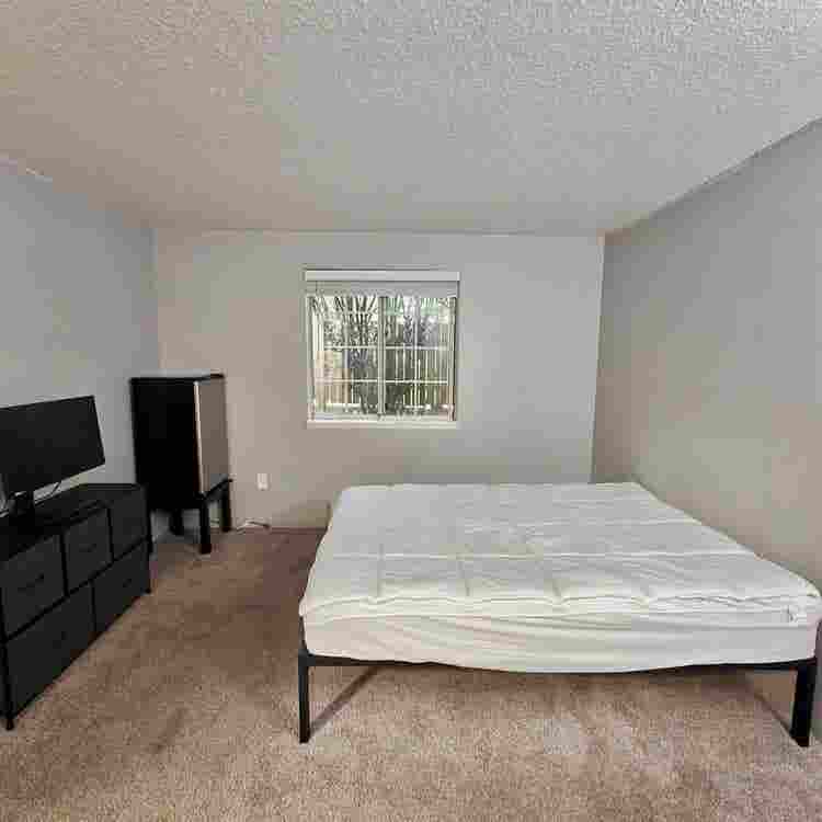 Furnished room for rent - Van Mall