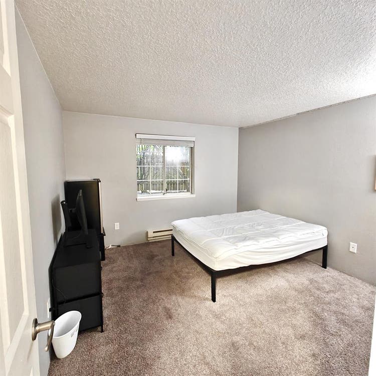 Furnished room for rent - Van Mall