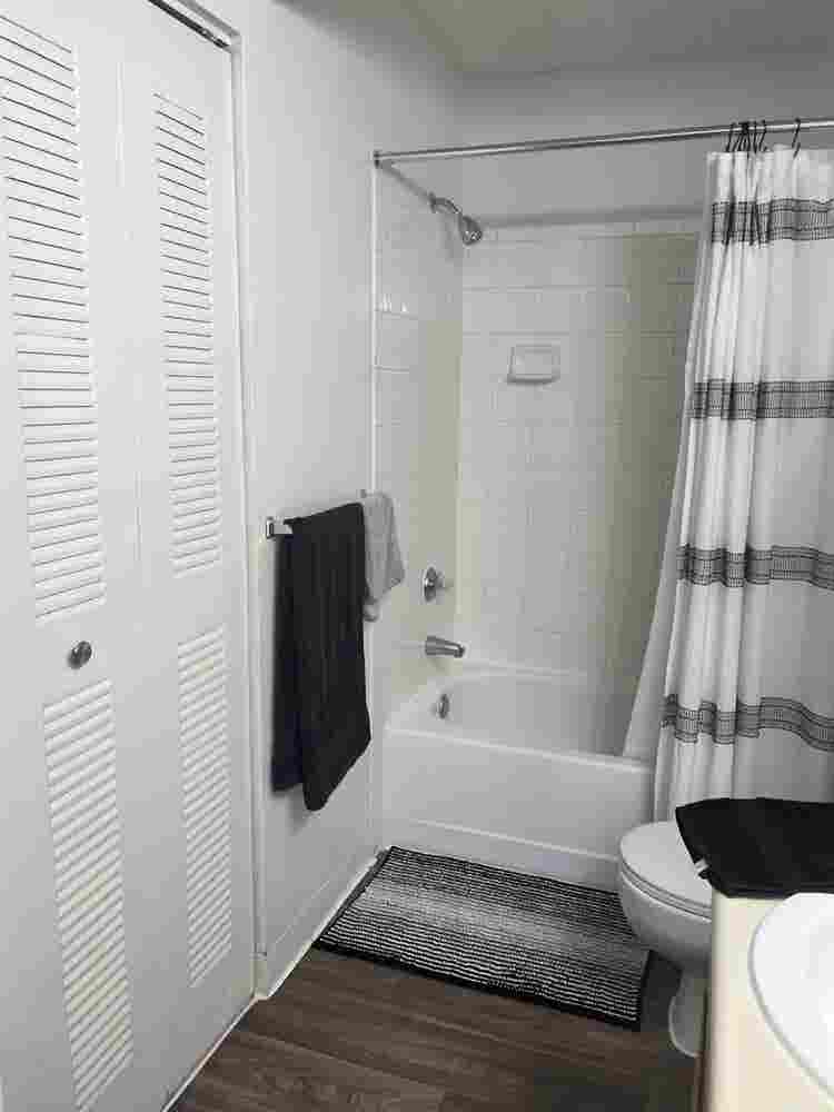 Master Bed/Bathroom near Downtown
