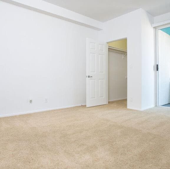 Looking for roommate - E. Hollywood