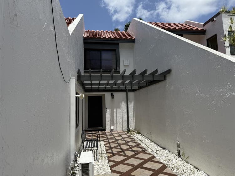 ROOM FOR RENT IN WESTON