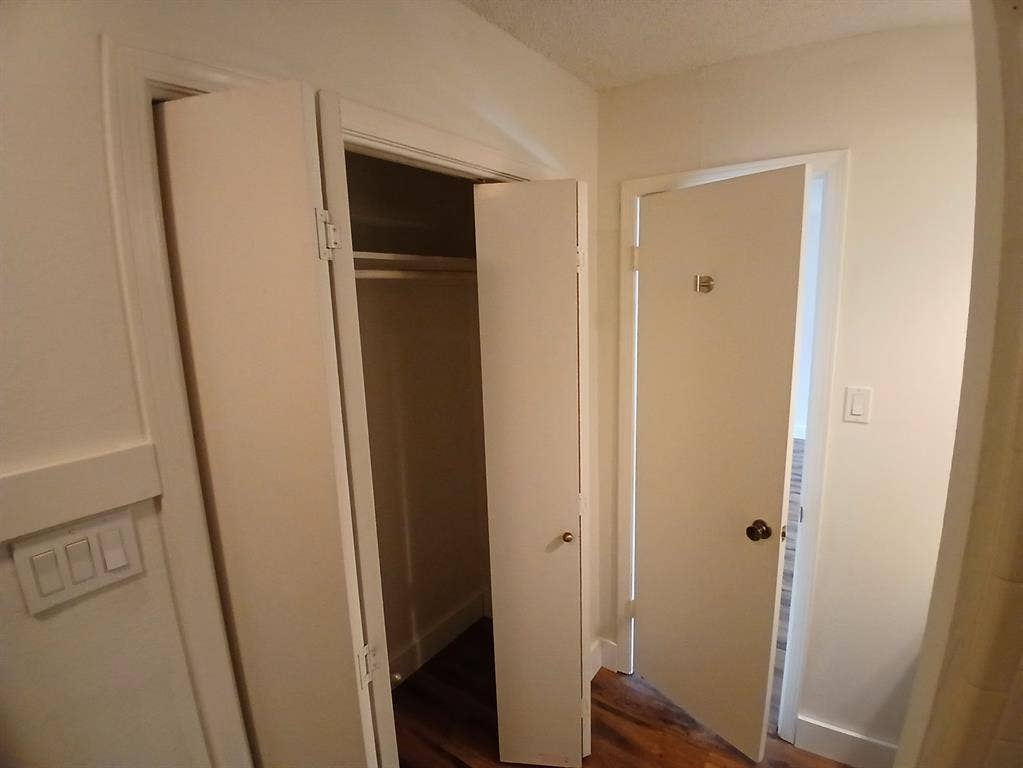 Private bed/bath utility included