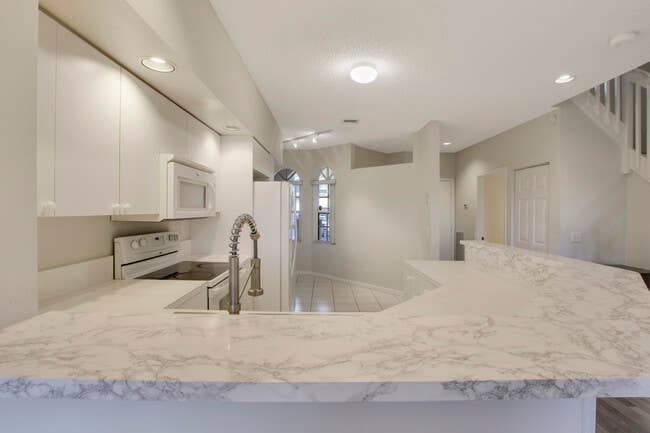 FULLY FURNISHED ROOM GATED COMM