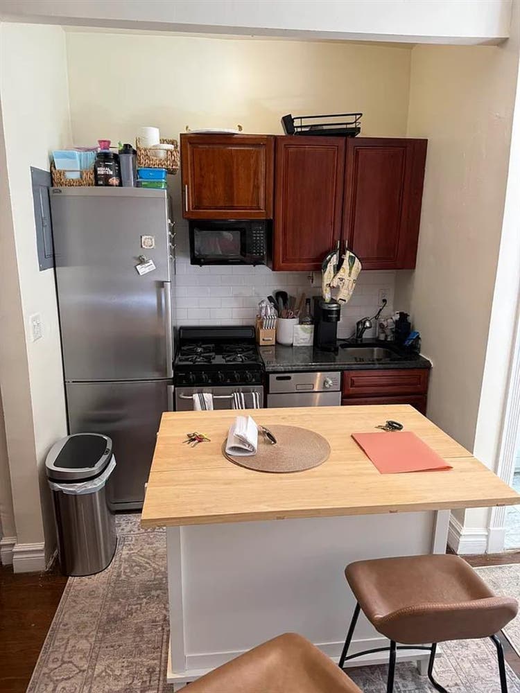 LARGE STUDIO FOR LEASE