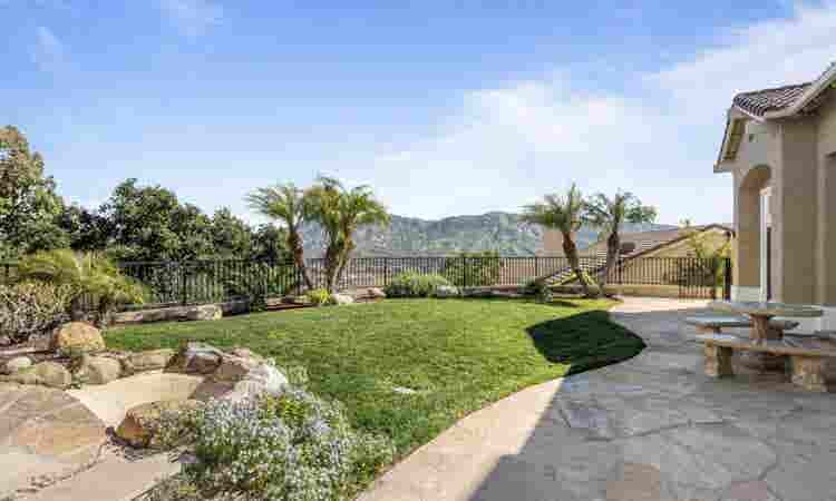 Private Room + Large Balcony