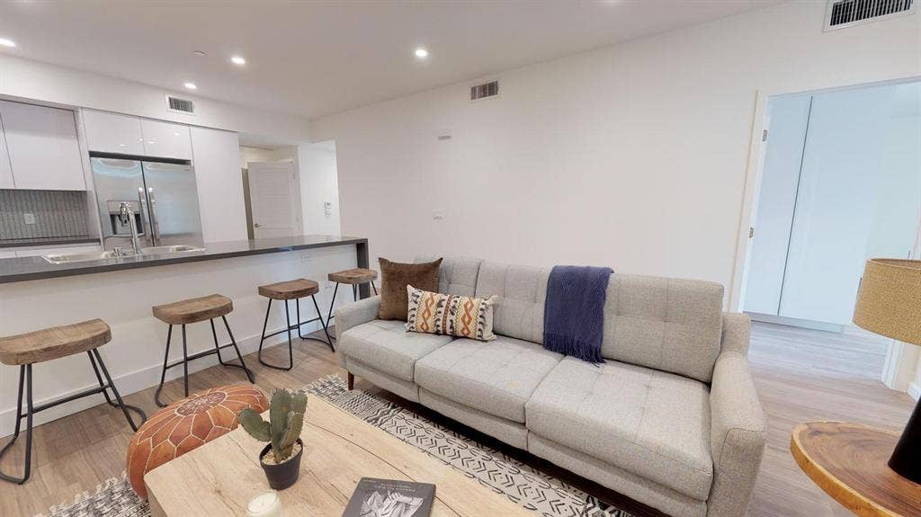 1 BR in Los Angeles