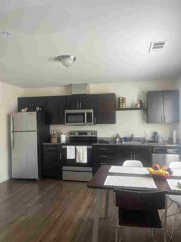 Big townhouse one room for rent!