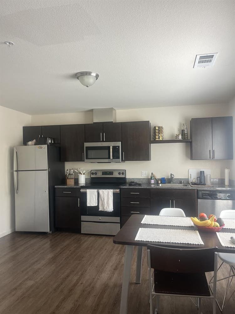 Big townhouse one room for rent!