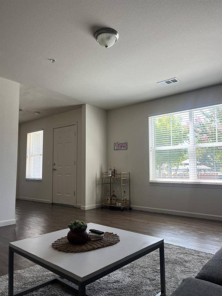 Big townhouse one room for rent!