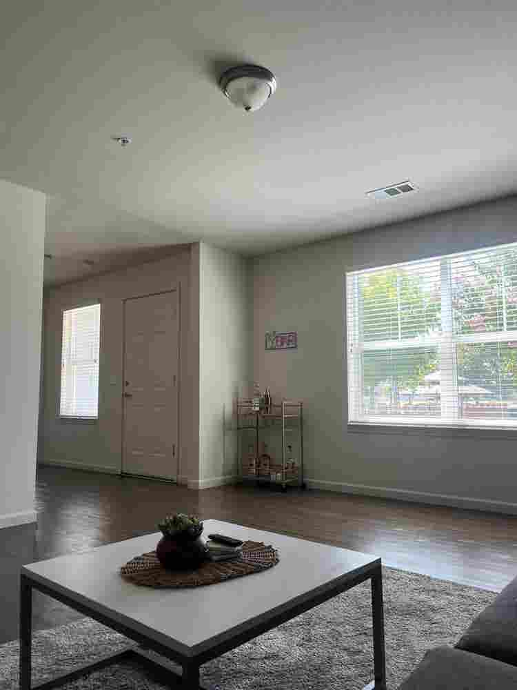 Big townhouse one room for rent!