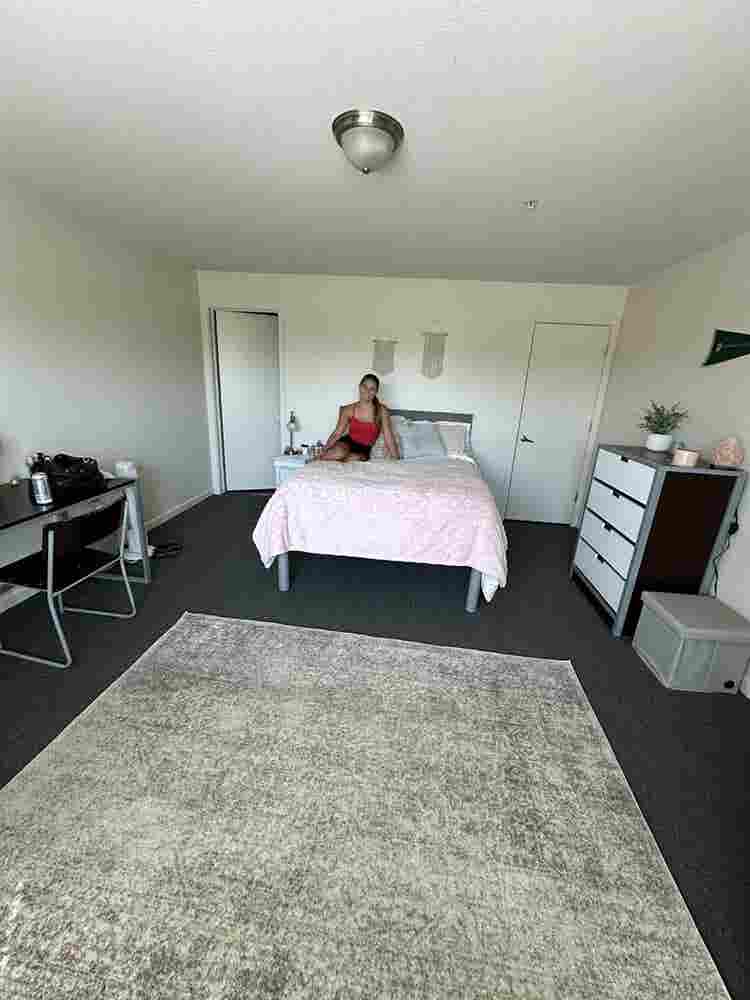 Big townhouse one room for rent!