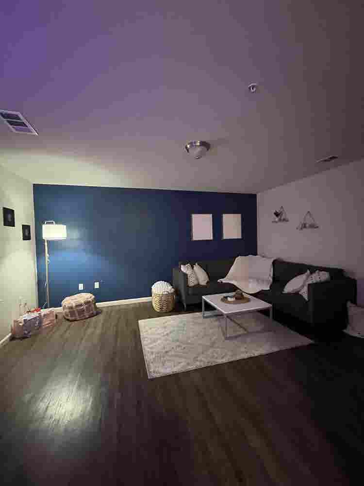 Big townhouse one room for rent!