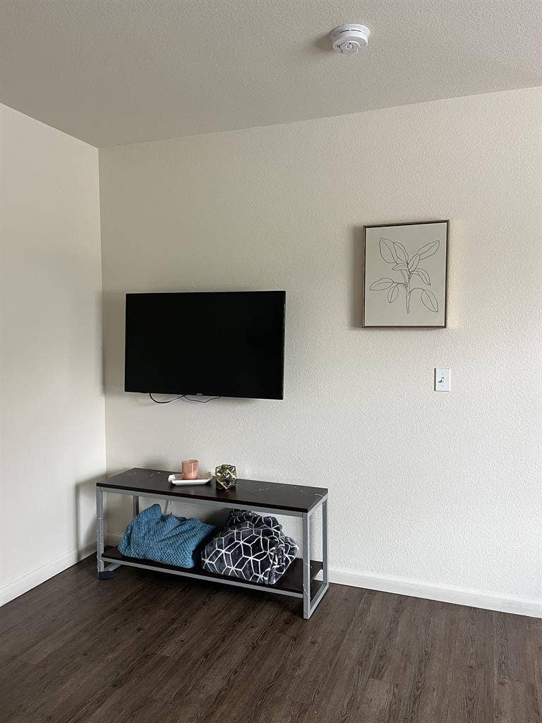 Big townhouse one room for rent!