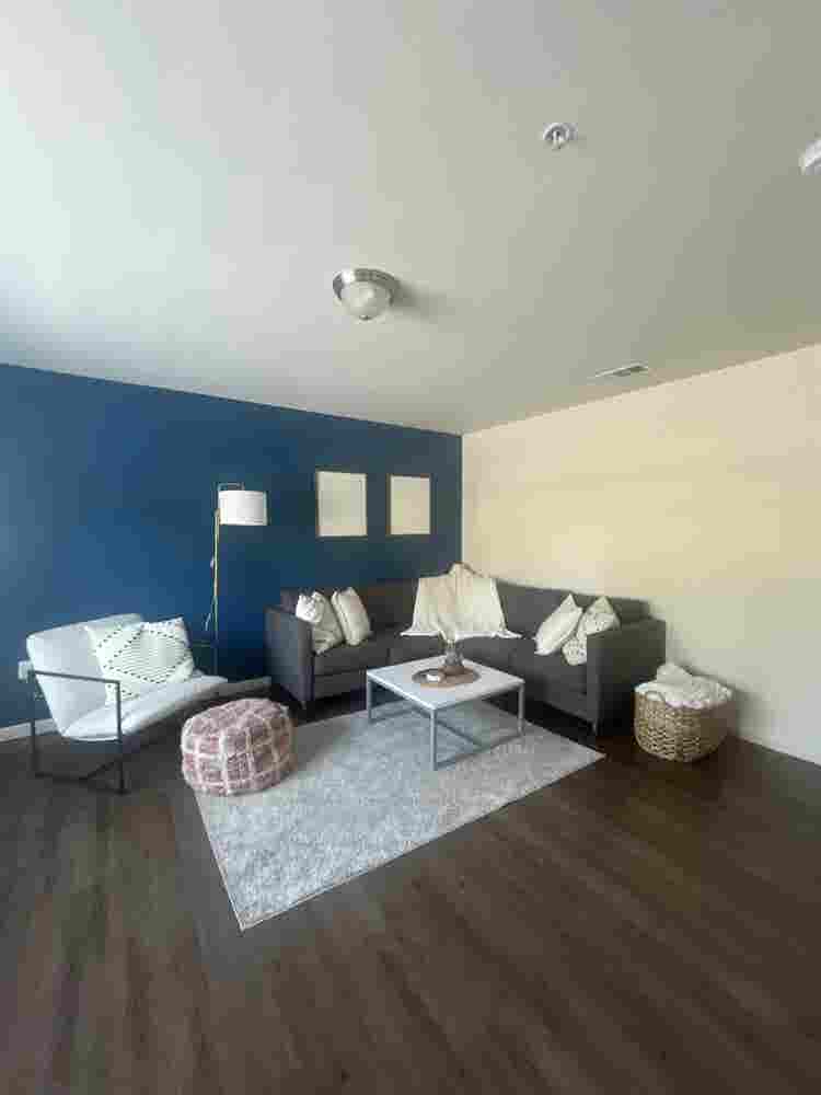 Big townhouse one room for rent!