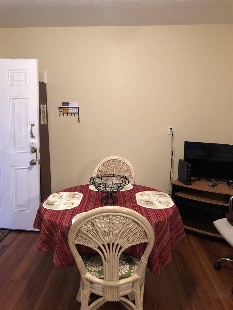 Looking for a male roommate