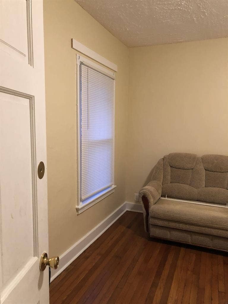 Looking for a male roommate