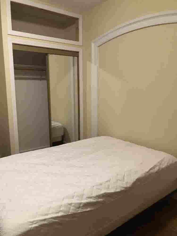 Looking for a male roommate