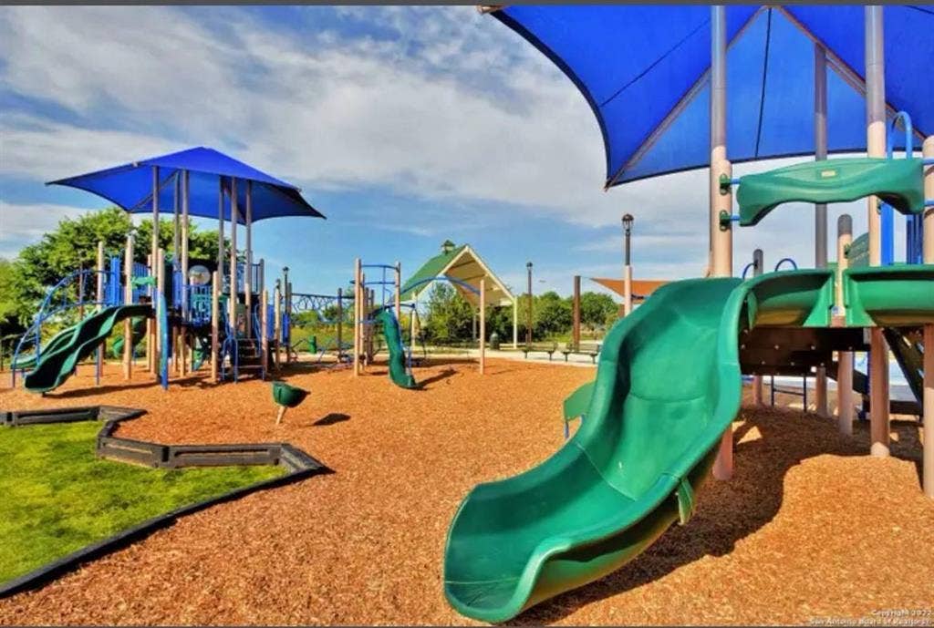 looking for female roommates