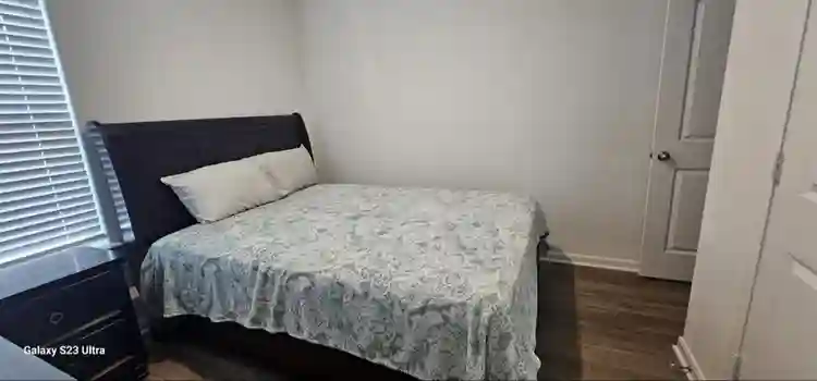 looking for female roommates