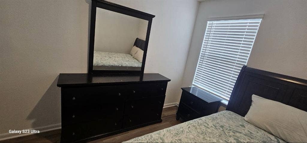 looking for female roommates