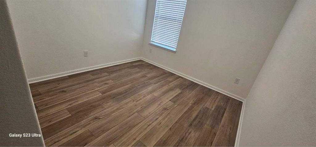 looking for female roommates