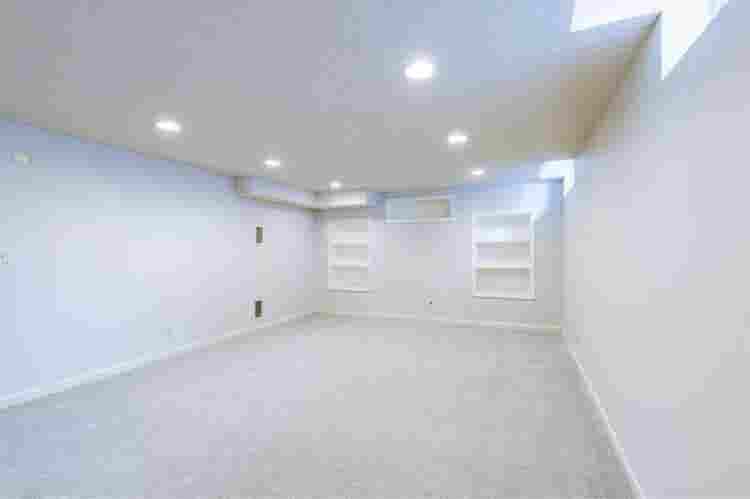 Private room for rent available now