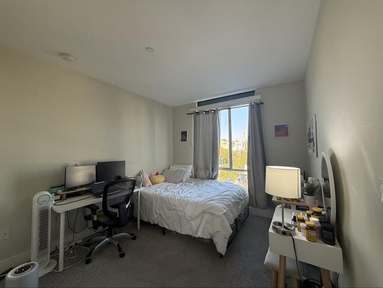 Room for rent in downtown glendale