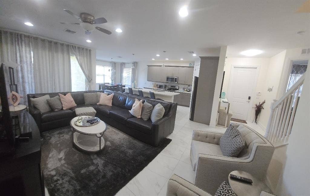 Furniture room/ w own bathroom