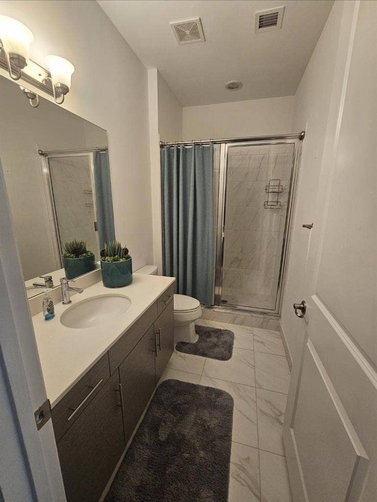 Furniture room/ w own bathroom