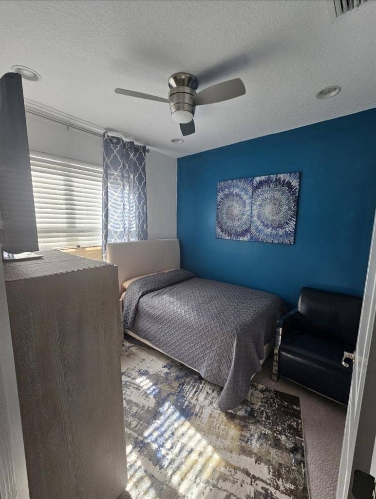 Furniture room/ w own bathroom