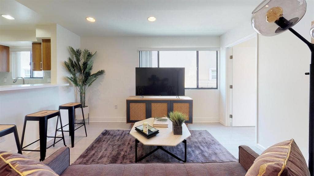 1 BR in Los Angeles